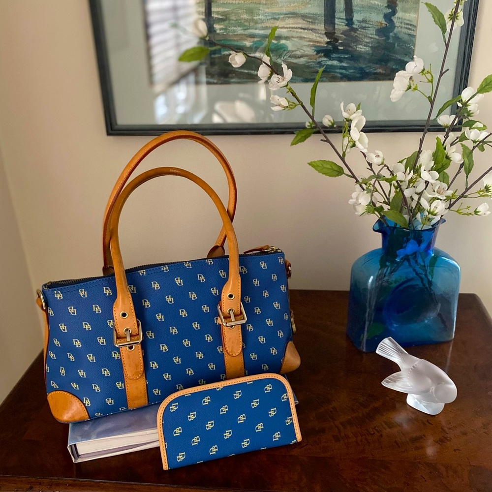Dooney & Bourke Leather Handbag w/FREE ITEMS!!